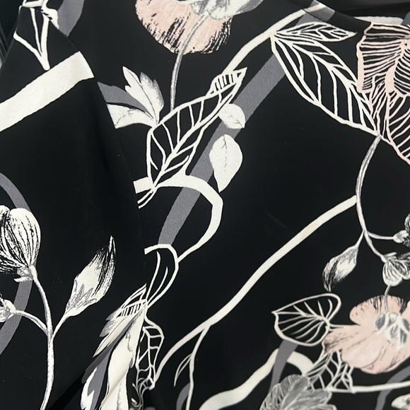 Beautiful soft Alfani Blouse - Picture 5 of 7